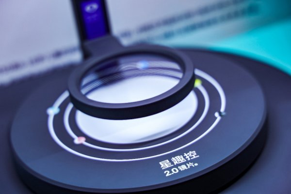 策略红 家长们期待的依视路星趣控2.0镜片来了，提升近视管理效果